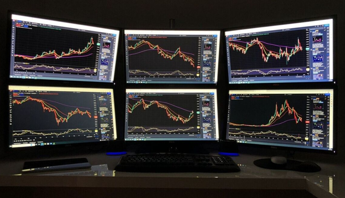 Why Larger Monitors Demand Trading Desks with Tech Rails